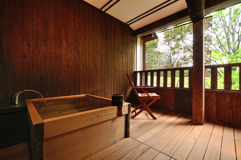 母屋 ひのき風呂付き客室メイン画像